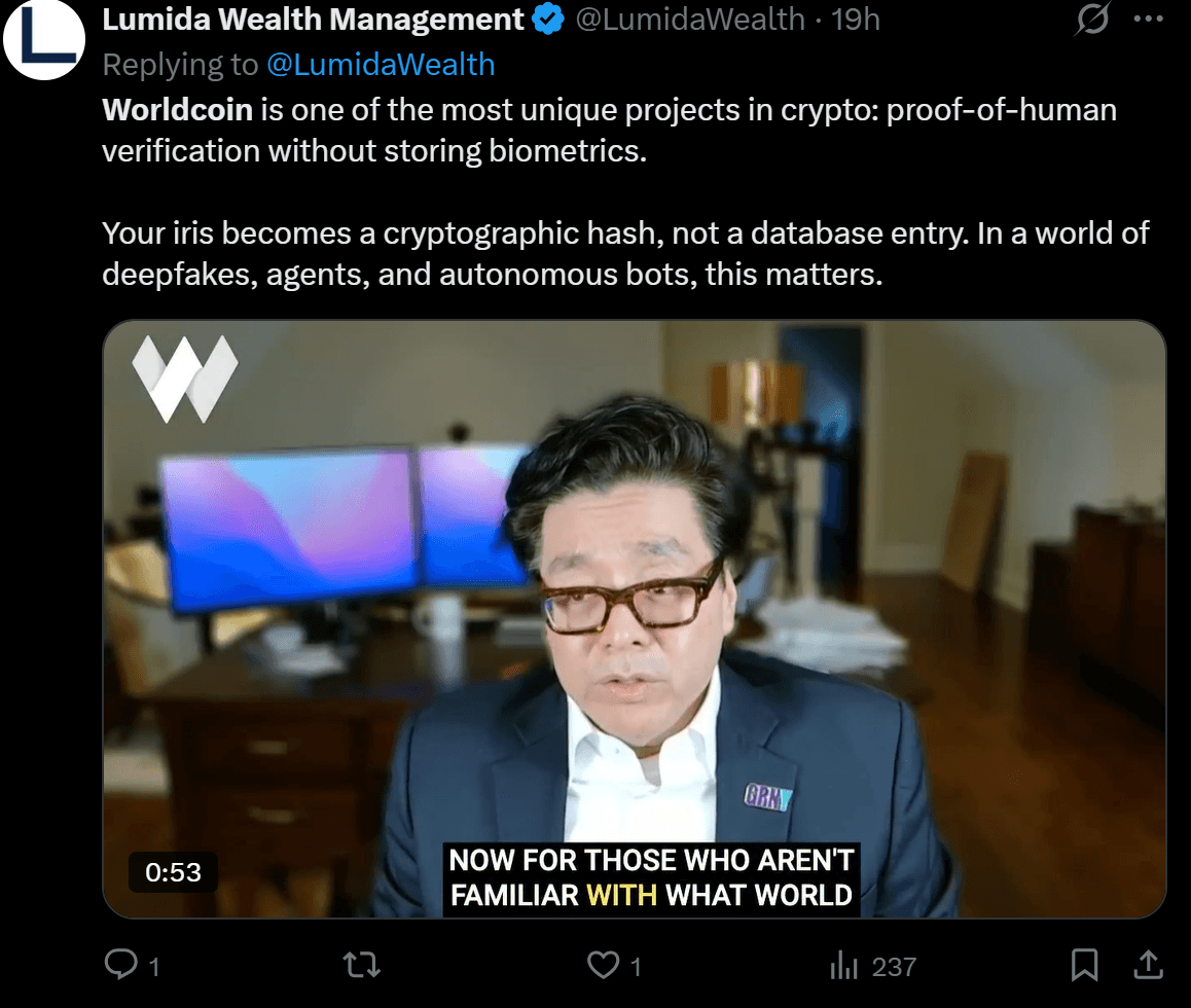 Tweet über Worldcoin: Proof-of-Human-Verifizierung ohne biometrische Speicherung. Video zeigt Sprecher vor Monitoren, Thema Kryptografische Iris-Hashes.